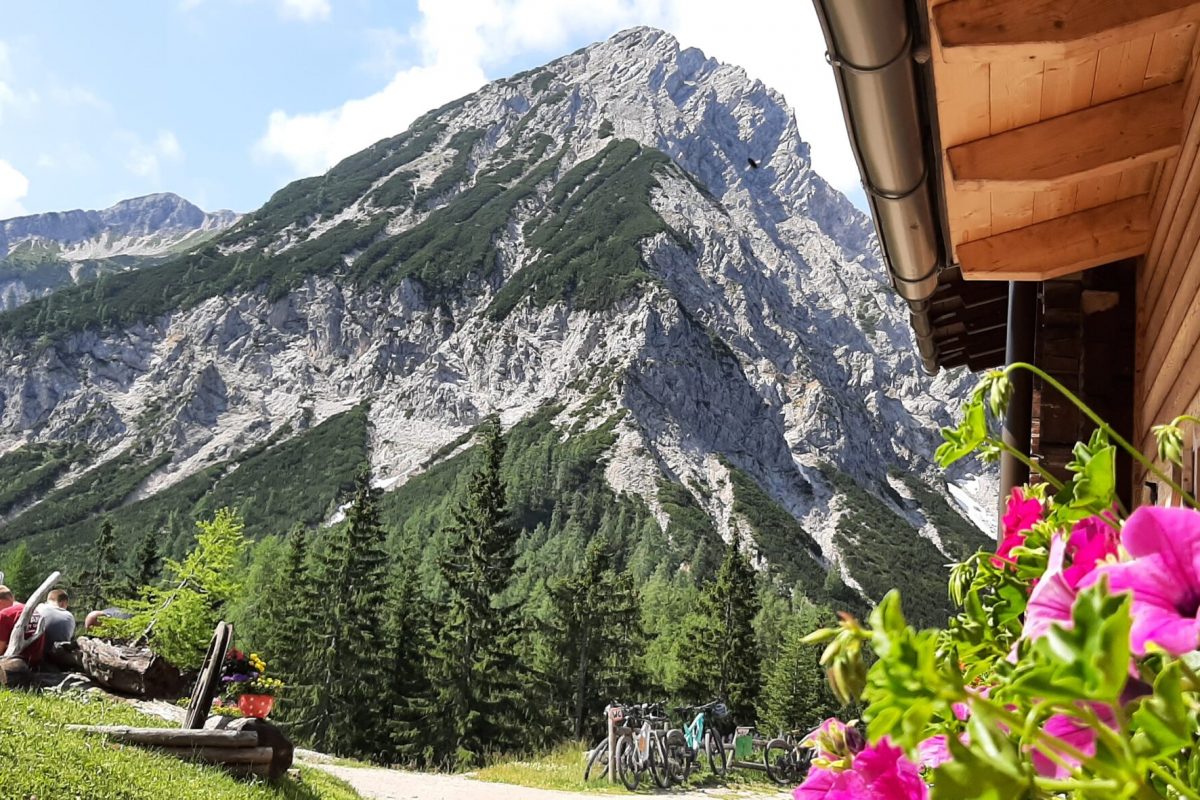 Bertahütte mit Aussicht auf den Mittagskogel