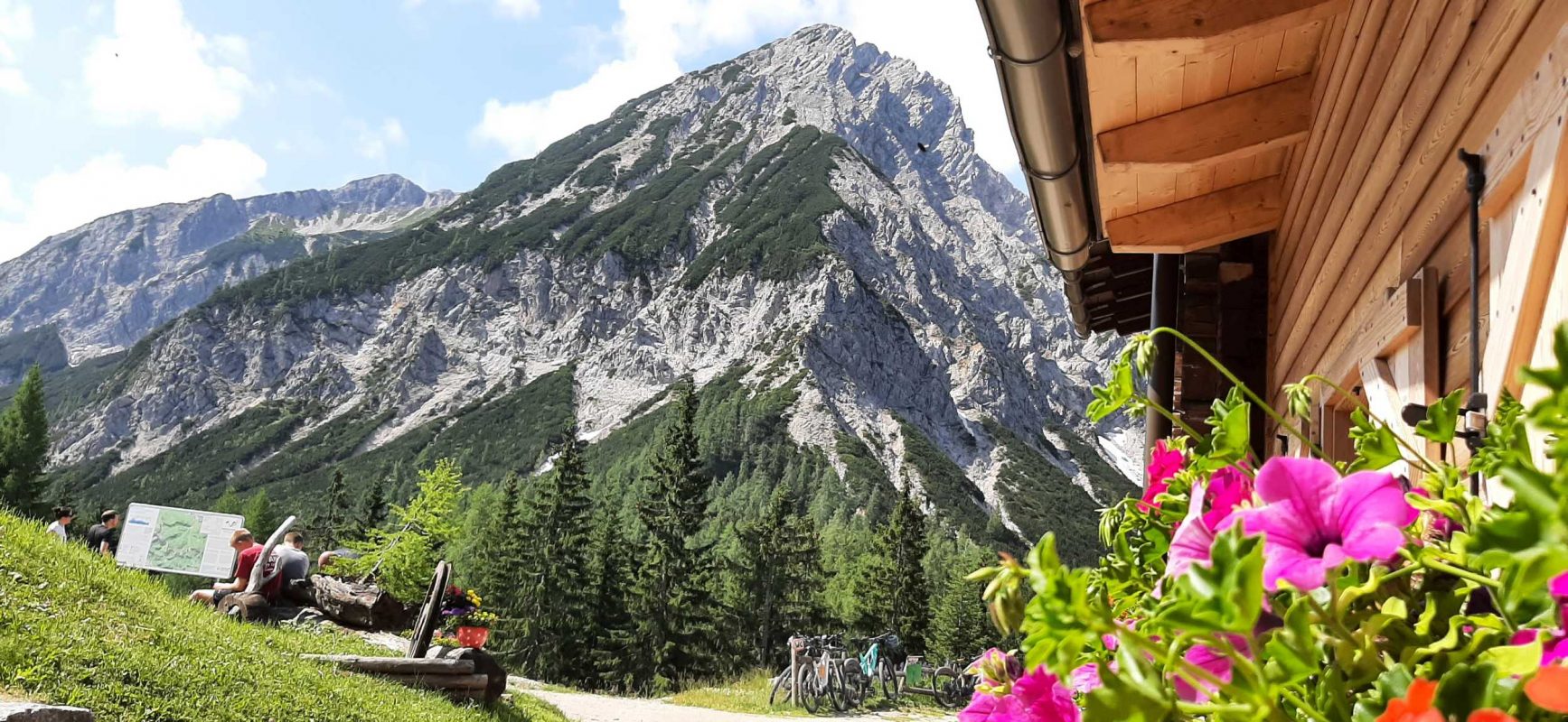 Bertahütte mit Aussicht auf den Mittagskogel