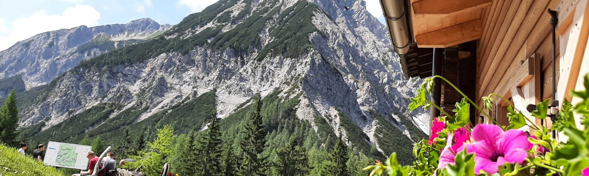 Bertahütte mit Aussicht auf den Mittagskogel