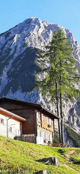Bertahütte mit Mittagskogel im Hintergrund