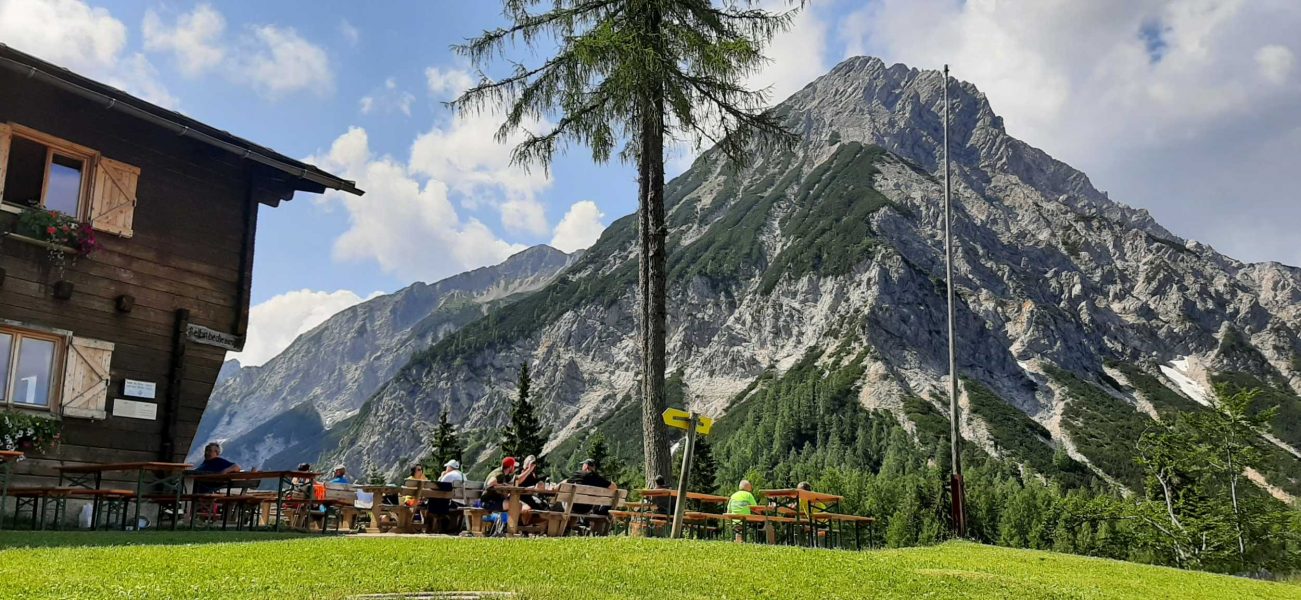 Bertahütte mit Mittagskogel im Hintergrund
