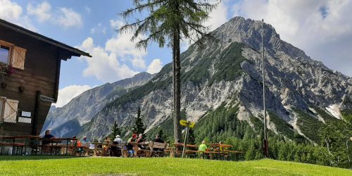 Bertahütte mit Mittagskogel im Hintergrund