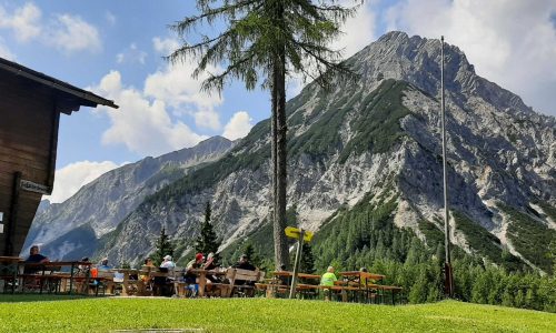 Bertahütte mit Mittagskogel im Hintergrund