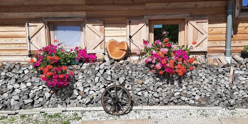 Blumige Dekoration auf der Bertahütte